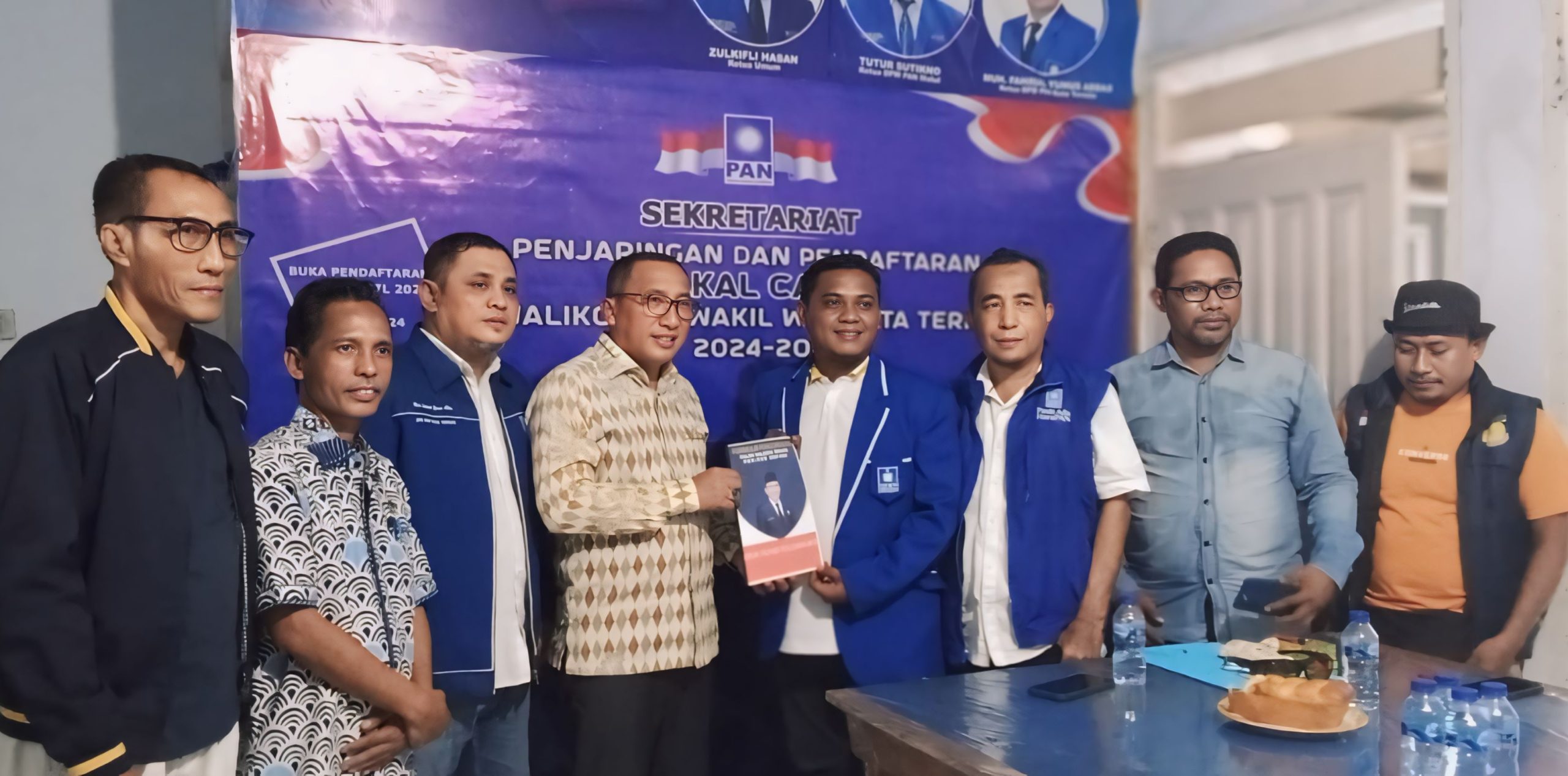 Bakal Calon Walikota M. Tauhid Soleman saat mengembalikan formulir di DPD PAN Kota Ternate