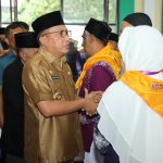 Wali Kota Ternate, M. Tauhid Soleman saat melepas JCH Ternate