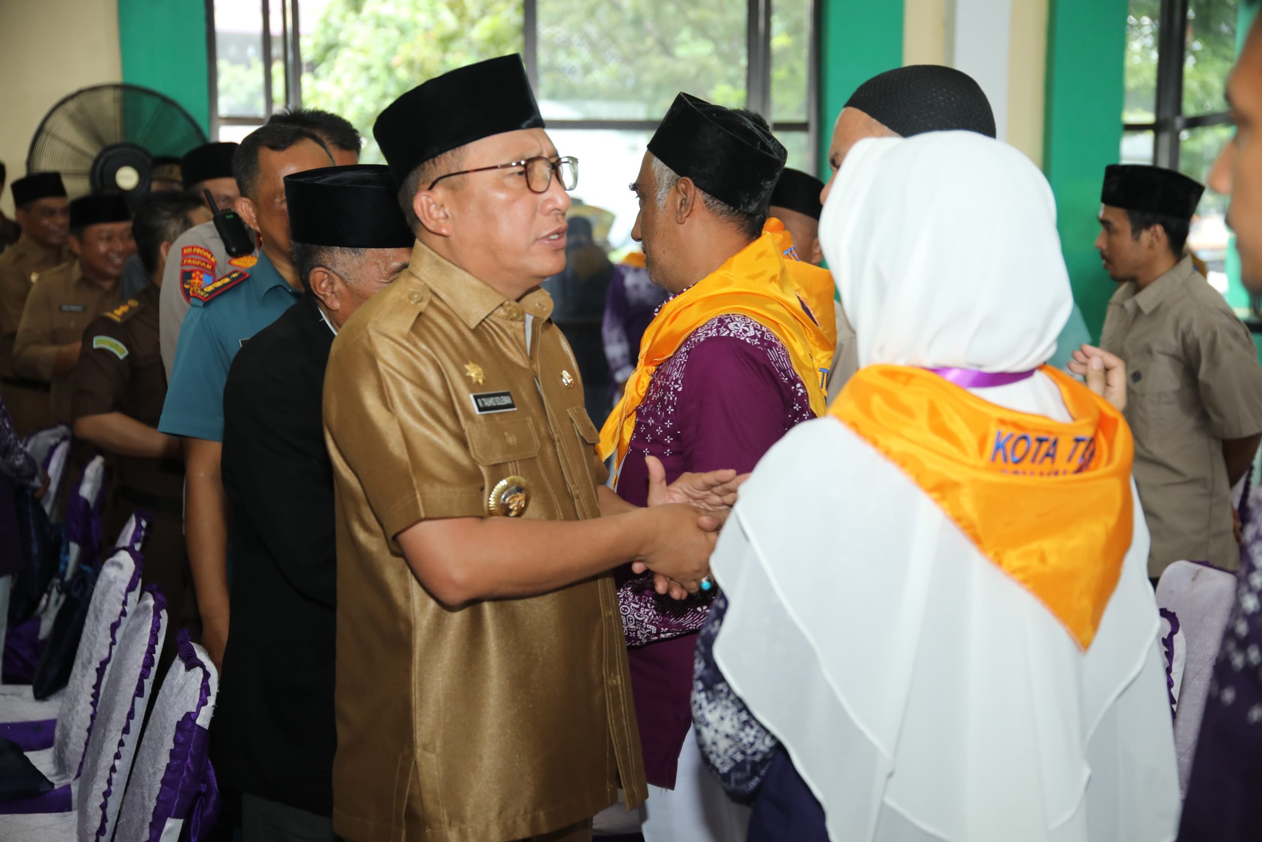 Wali Kota Ternate, M. Tauhid Soleman saat melepas JCH Ternate