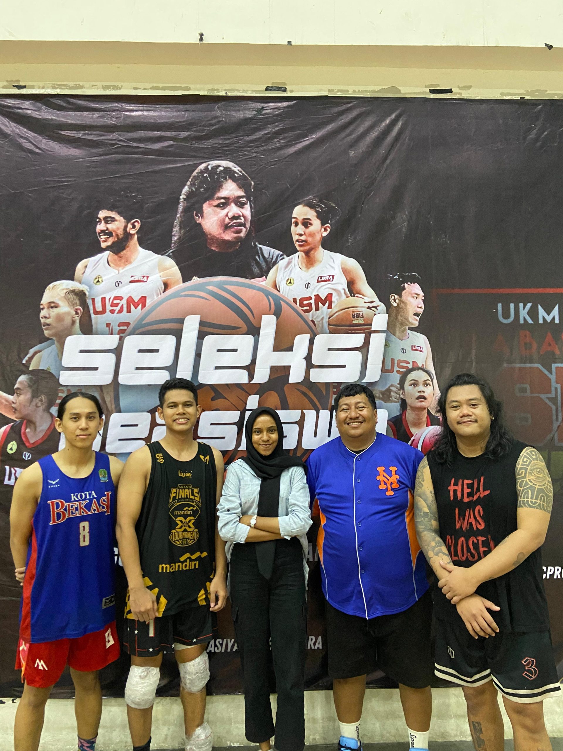 Atlet Basket Maluku Utara Syakila bersama pelatih dan rekan-rekanya