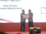 Wali Kota saat menerima penghargaan juara satu kategori pagu kecil pengelolaan DAK