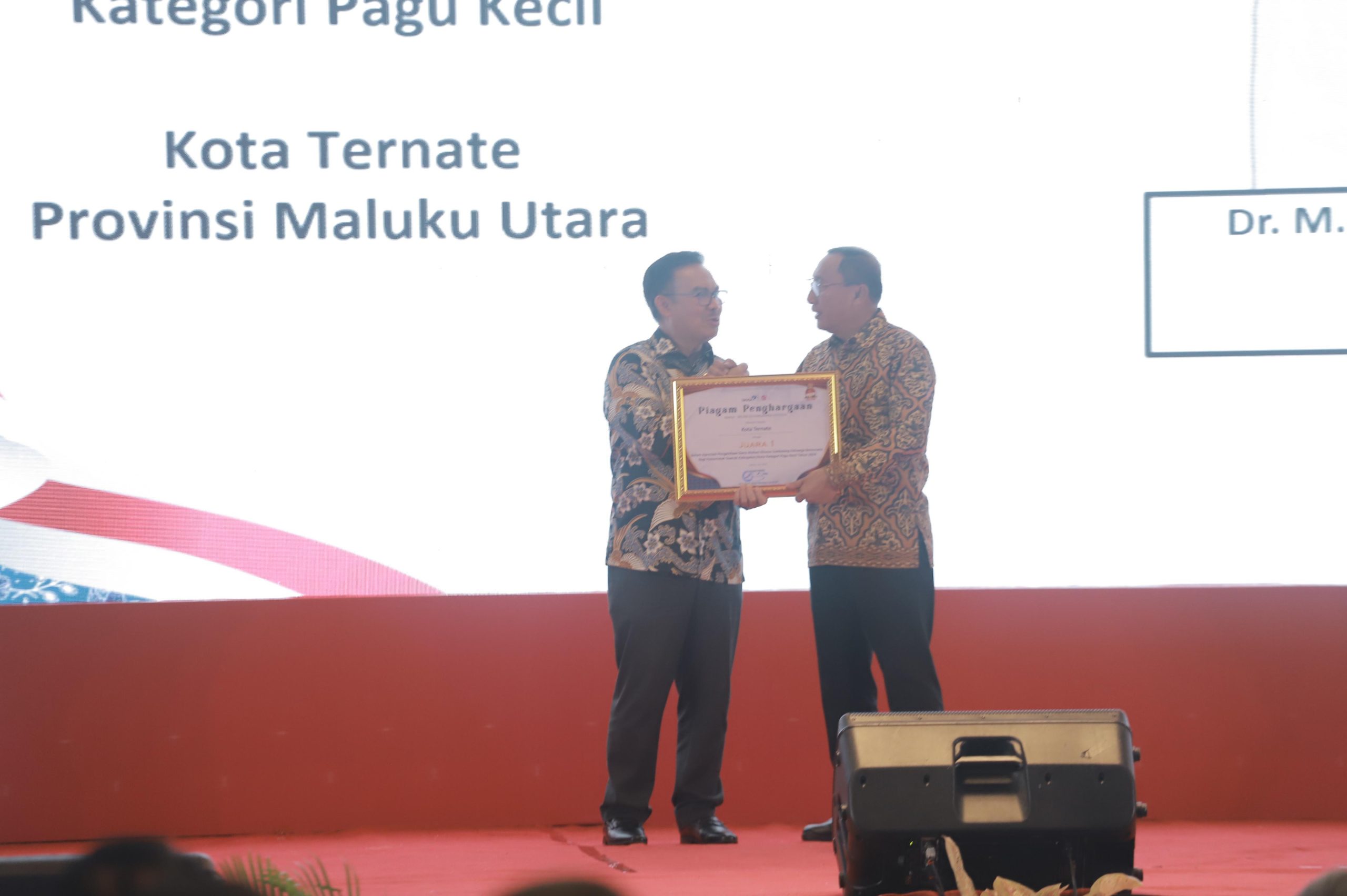 Wali Kota saat menerima penghargaan juara satu kategori pagu kecil pengelolaan DAK