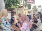 Keluarga terlapor saat memadati Mapolres Ternate