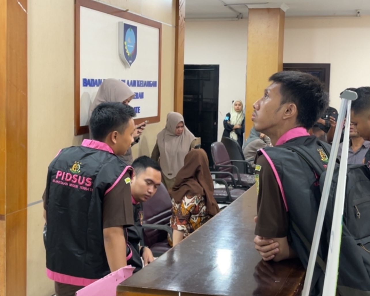 Suasana penggeledahan tim Pidsus Kejari Ternate di kantor BPKAD