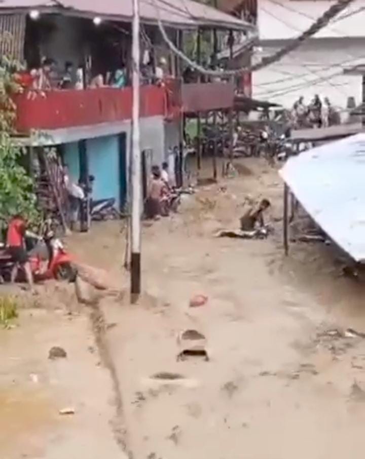 Suasana banjir Halteng