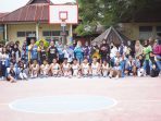 Foto bersama dengan atlet Basket