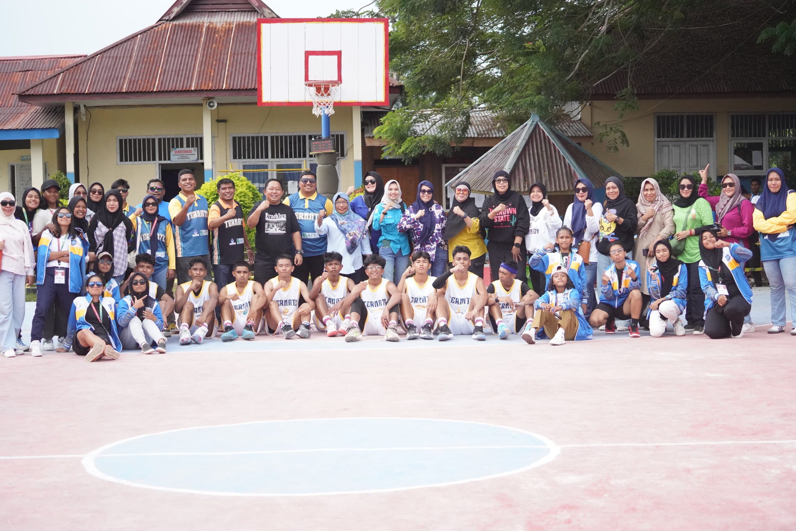 Foto bersama dengan atlet Basket