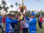 Kadispora Kota Ternate saat menerima tropy juara umum Popda XI Malut