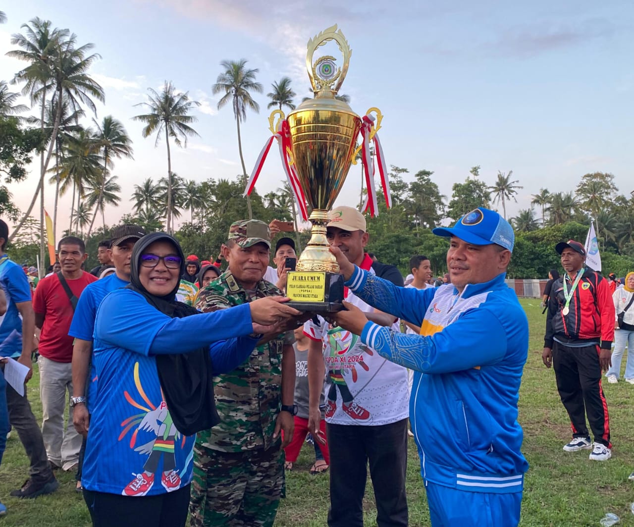 Kadispora Kota Ternate saat menerima tropy juara umum Popda XI Malut