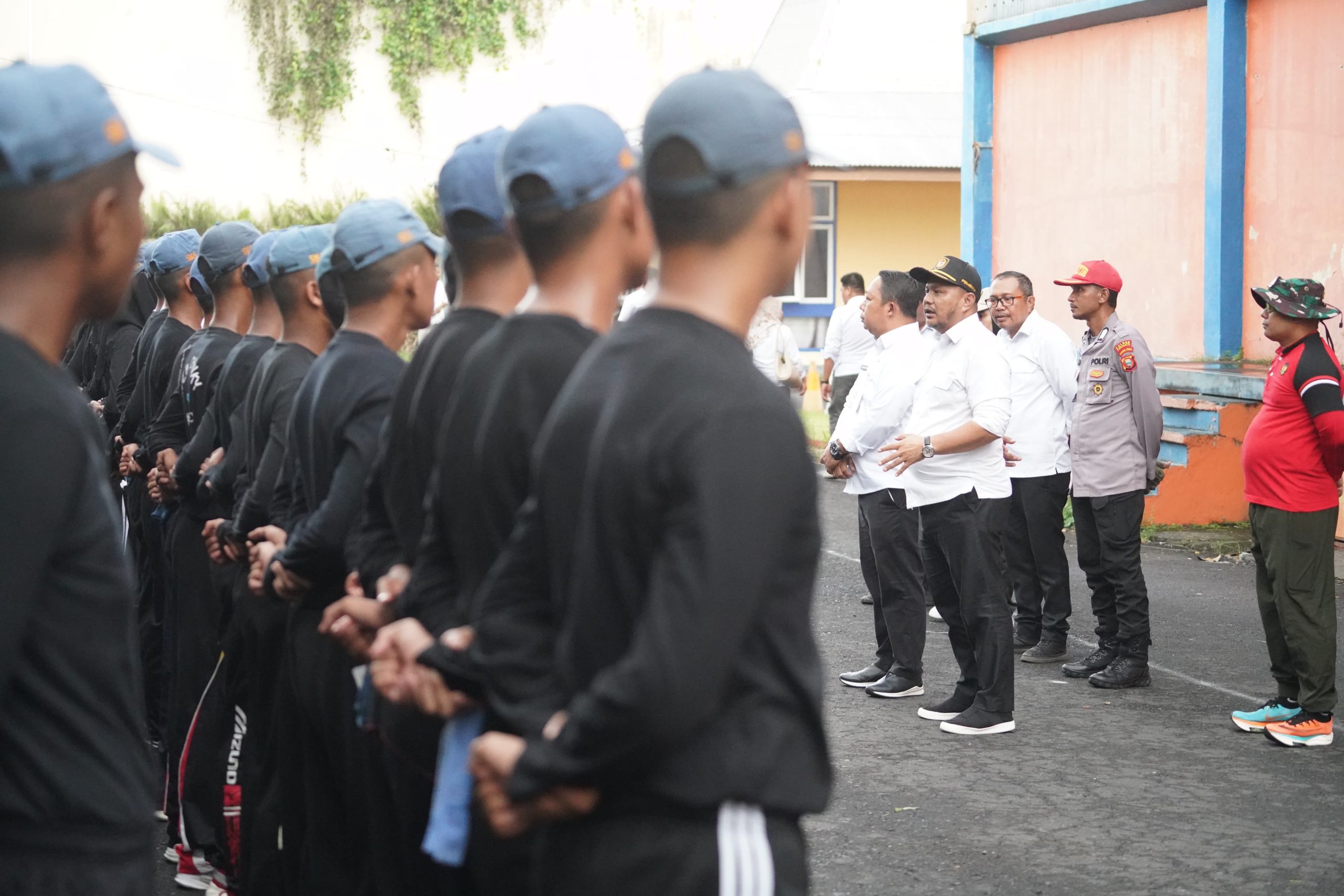 Sekda Kota Ternate saat memantau langsung latihan Paskibraka