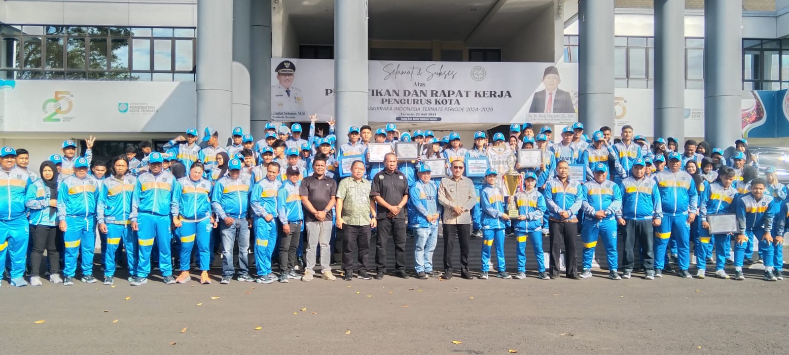 Foto bersama Wali Kota, Ketua KONI dan Sekda serta atlet