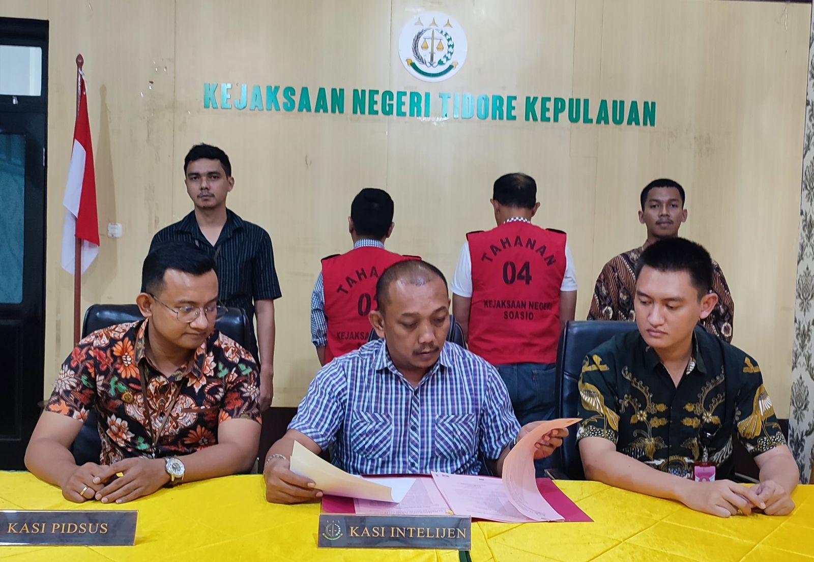 Konferensi pers Kejari Tidore saat mengumumkan penetapan tersangka