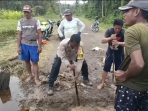 Suasana pembuatan salyran air irigasi