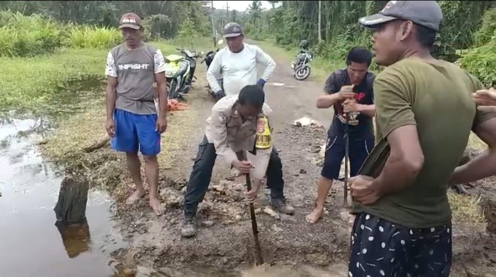 Suasana pembuatan salyran air irigasi