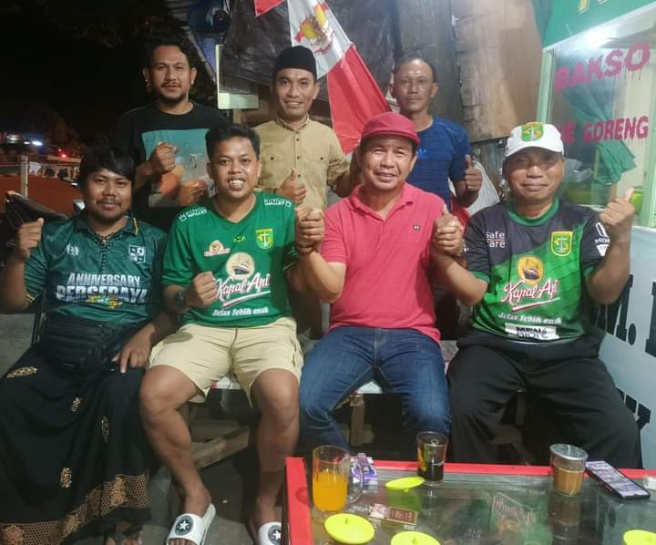 Foto bersama supporter Malut United The Salawaku dan Bonek Ternate