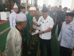 Wali Kota saat memberikan bantuan pada imam dan badan syara