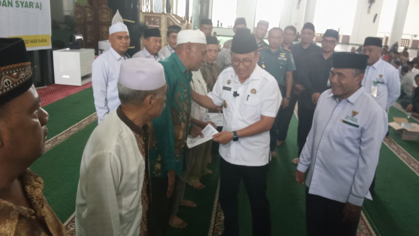 Wali Kota saat memberikan bantuan pada imam dan badan syara