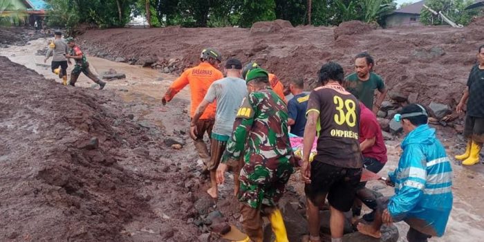 Tim saat melakukan evakuasi jenazah korban banjir bandang di kelurahan Rua