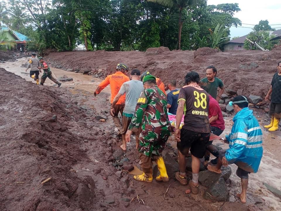 Tim saat melakukan evakuasi jenazah korban banjir bandang di kelurahan Rua