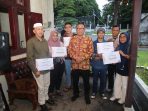 Foto bersama usai penyerahan bantuan