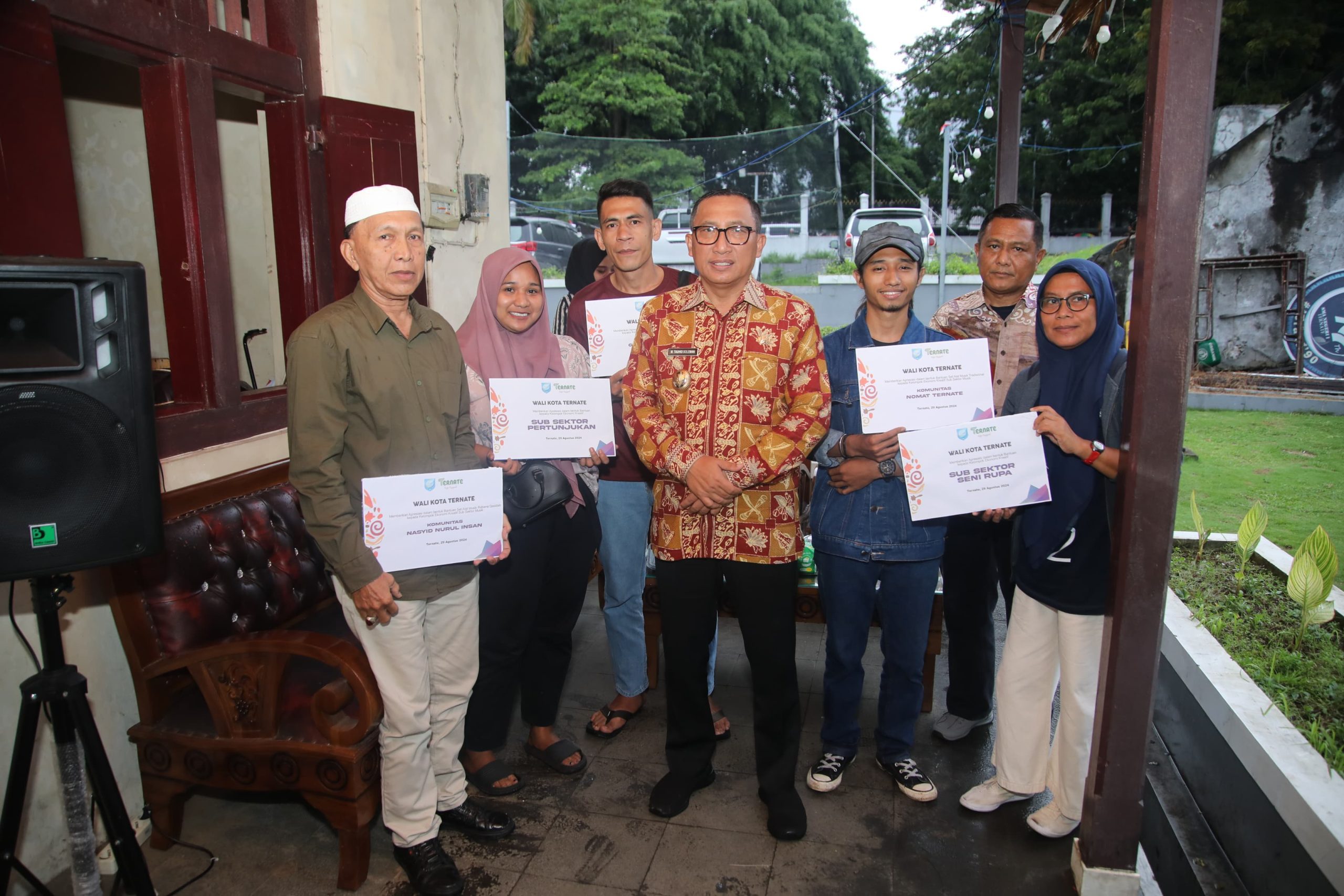 Foto bersama usai penyerahan bantuan