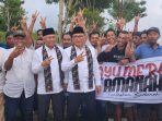 Foto bersama warga Kayumerah dengan Paslon AMANAH