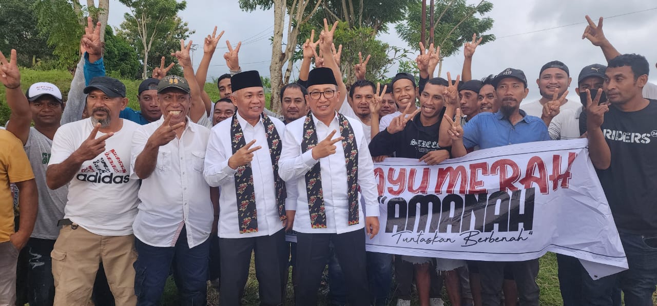 Foto bersama warga Kayumerah dengan Paslon AMANAH