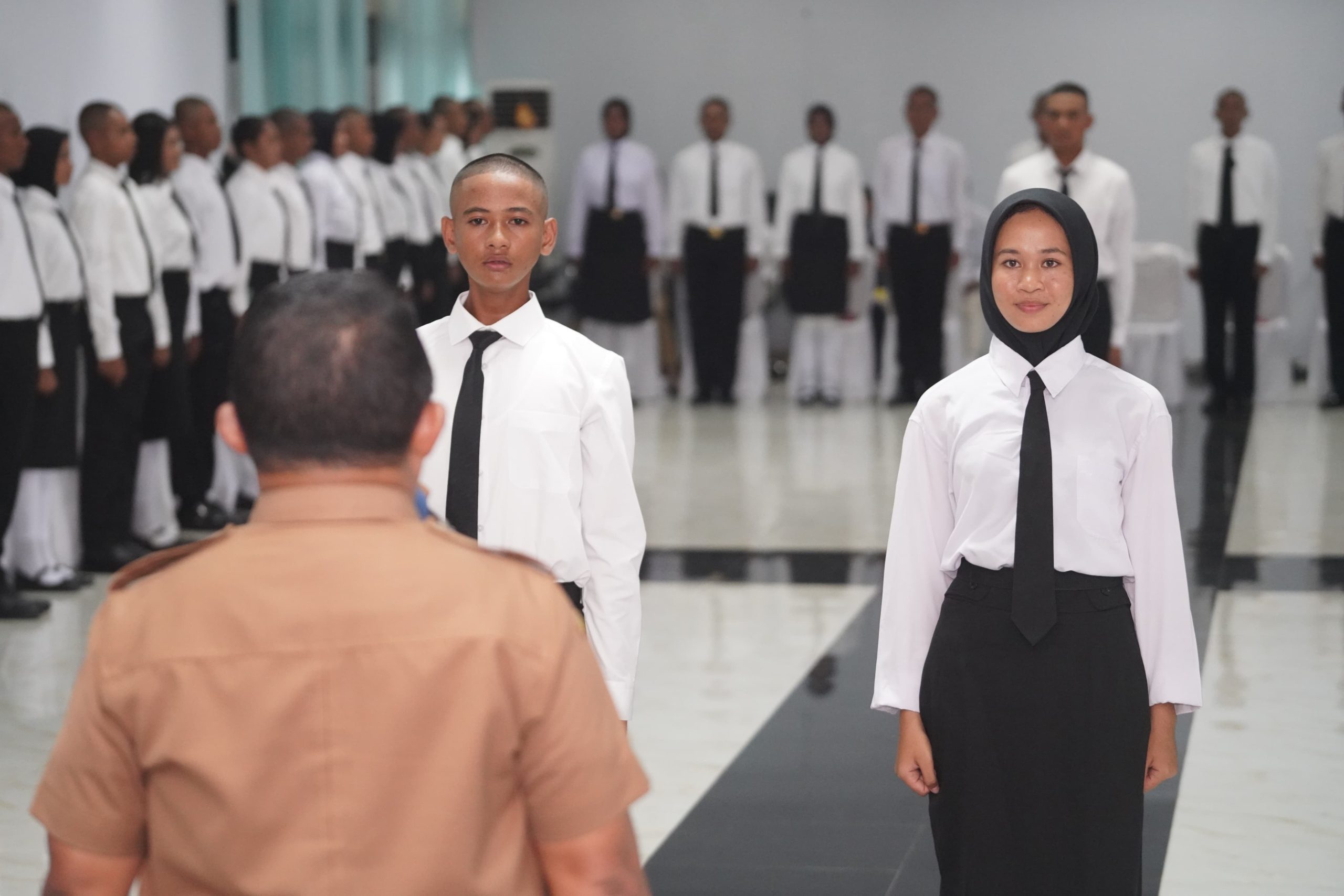 Plh. Wali Kota Ternate saat memberikan pengarahan kepada anggota Paskibraka