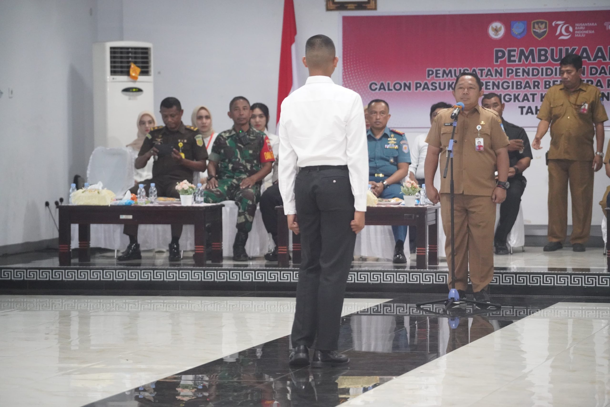 Plh. Wali Kota Ternate saat memberikan pengarahan kepada anggota Paskibraka