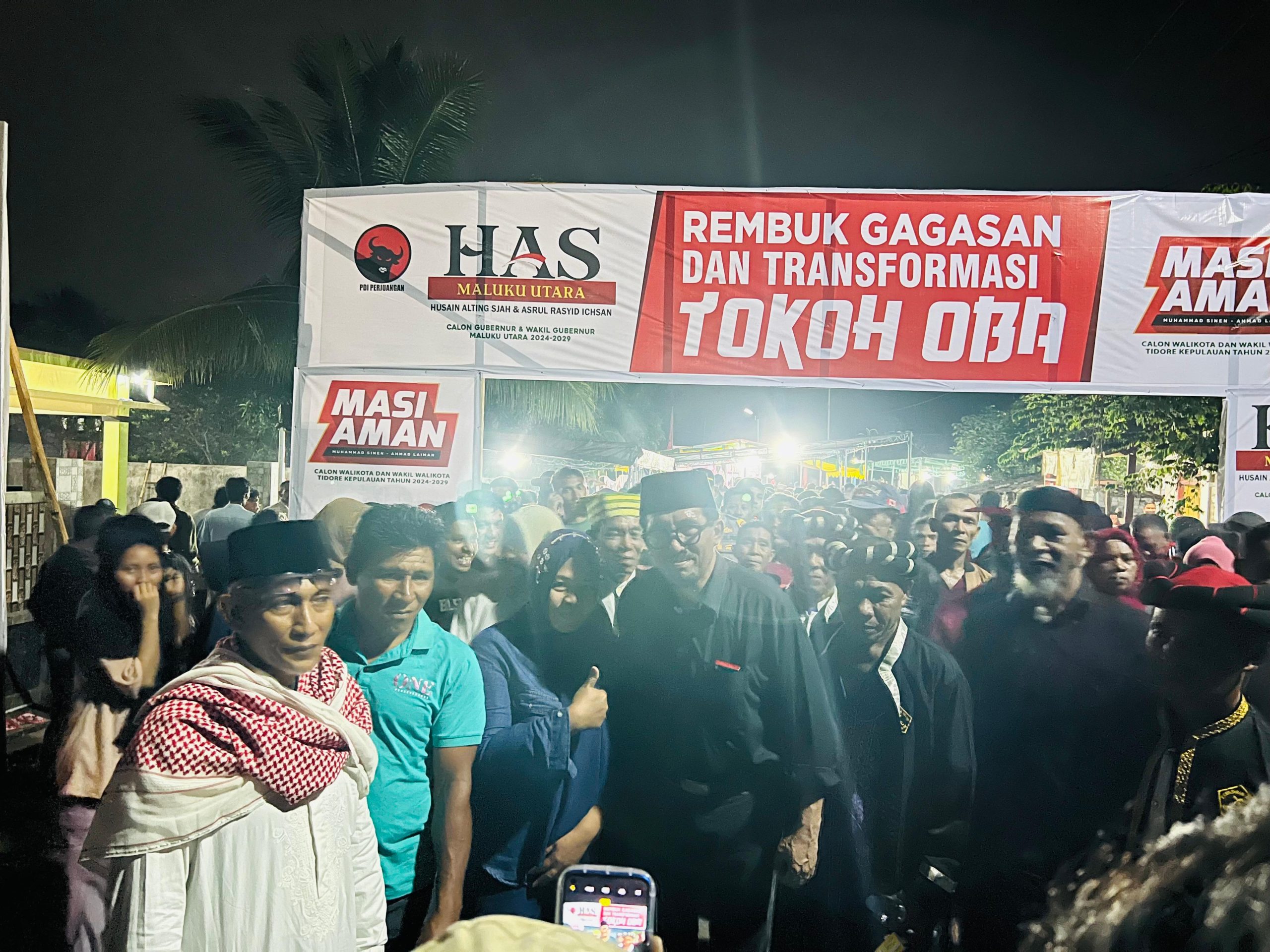 Calon Gubernur Husain Alting Sjah saat berada di tengah tengah massa