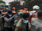 Suasana evakuasi jenazah korban banjir