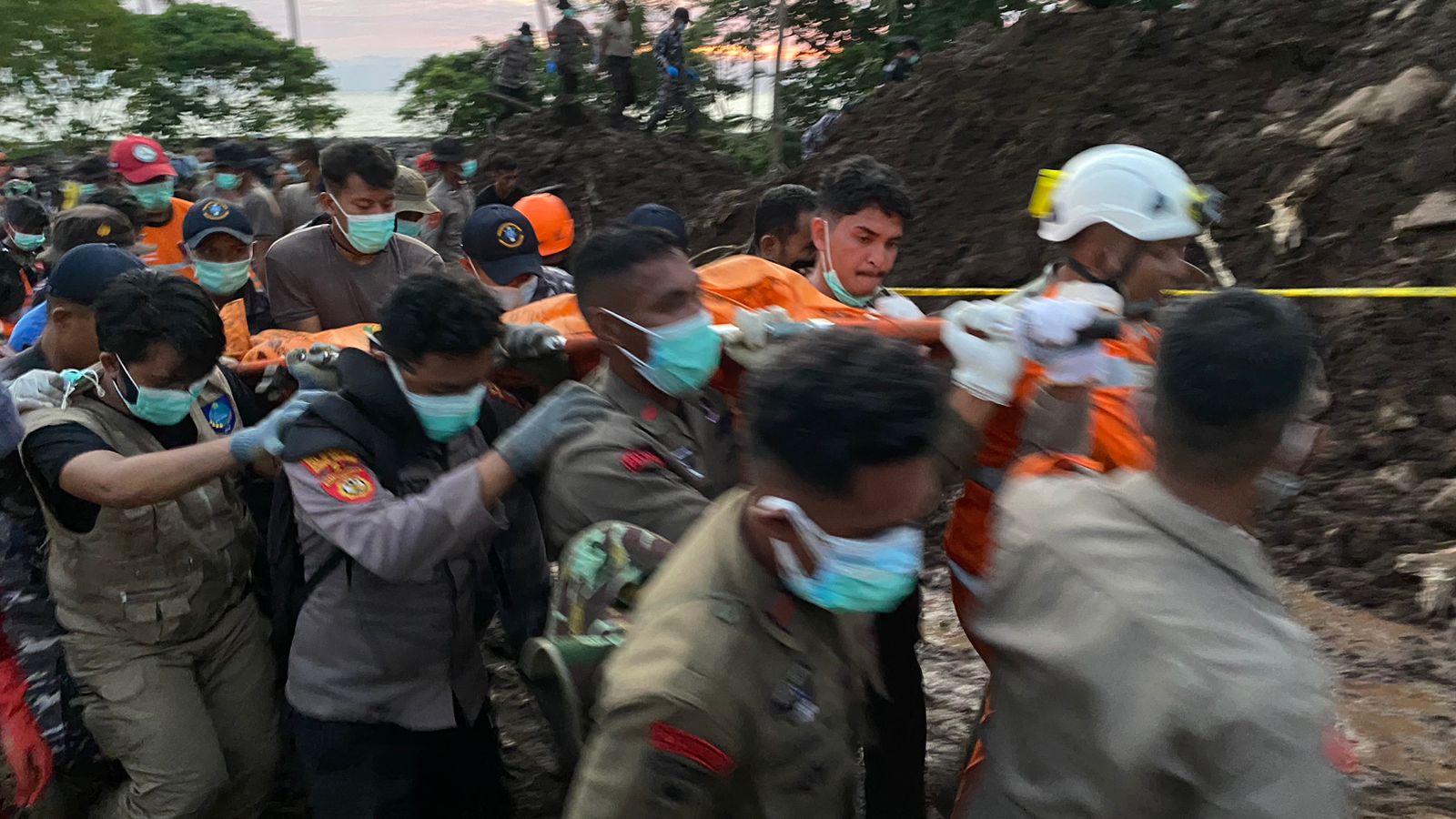 Suasana evakuasi jenazah korban banjir