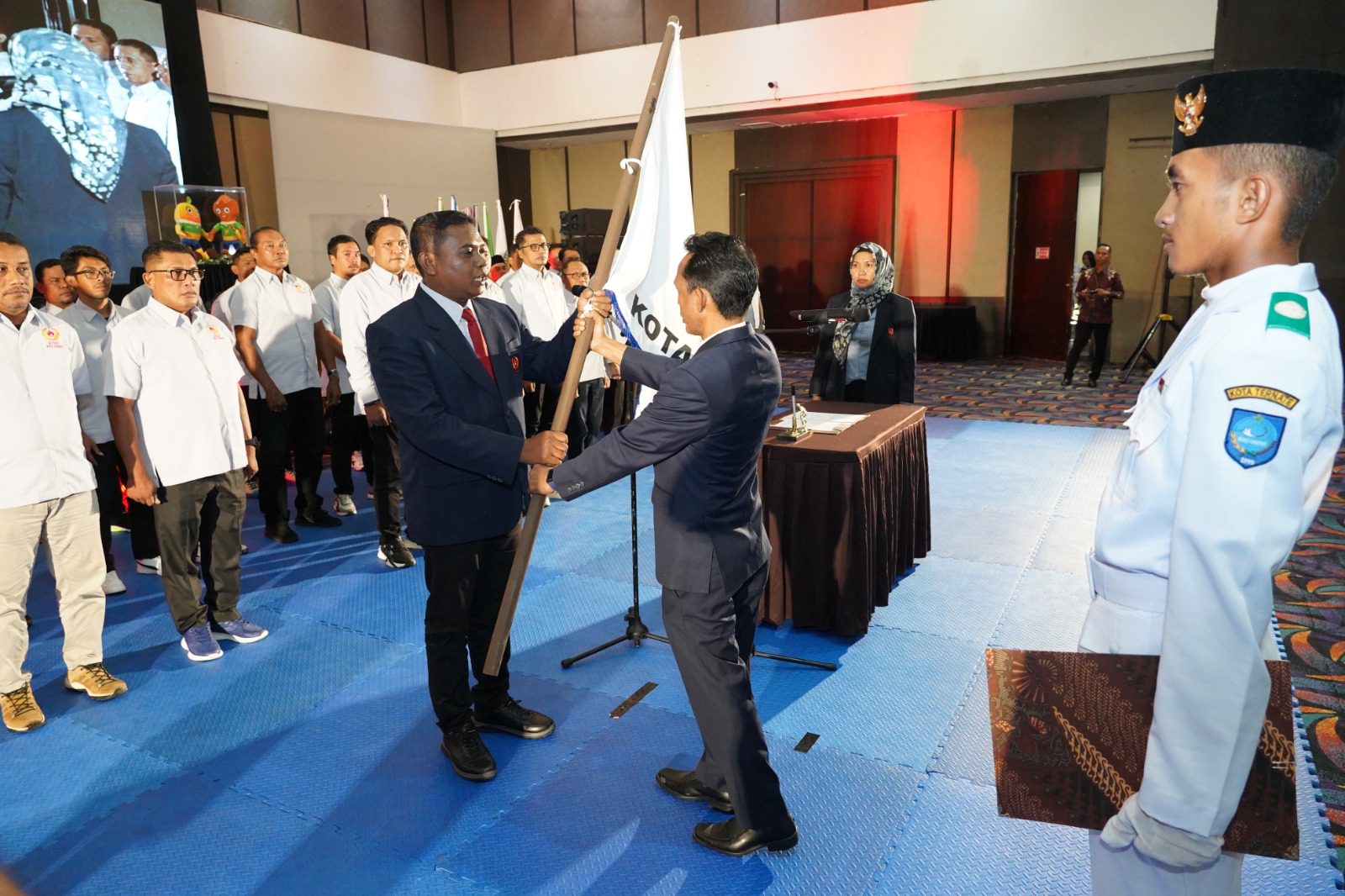 Penyerahan bendera pataka oleh Ketua Umum KONI Provinsi ke Ketua Umum KONI Kota Ternate