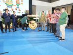 Sekretaris Daerah saat memukul gong yang menandakan Maskot Ternate Kota Atlet resmi di Lanunching