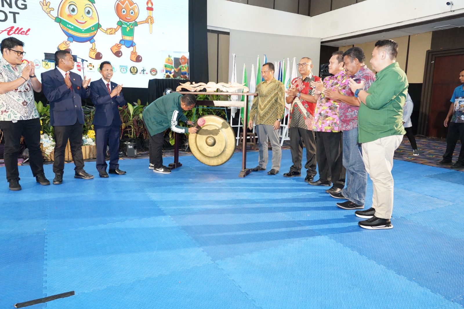 Sekretaris Daerah saat memukul gong yang menandakan Maskot Ternate Kota Atlet resmi di Lanunching