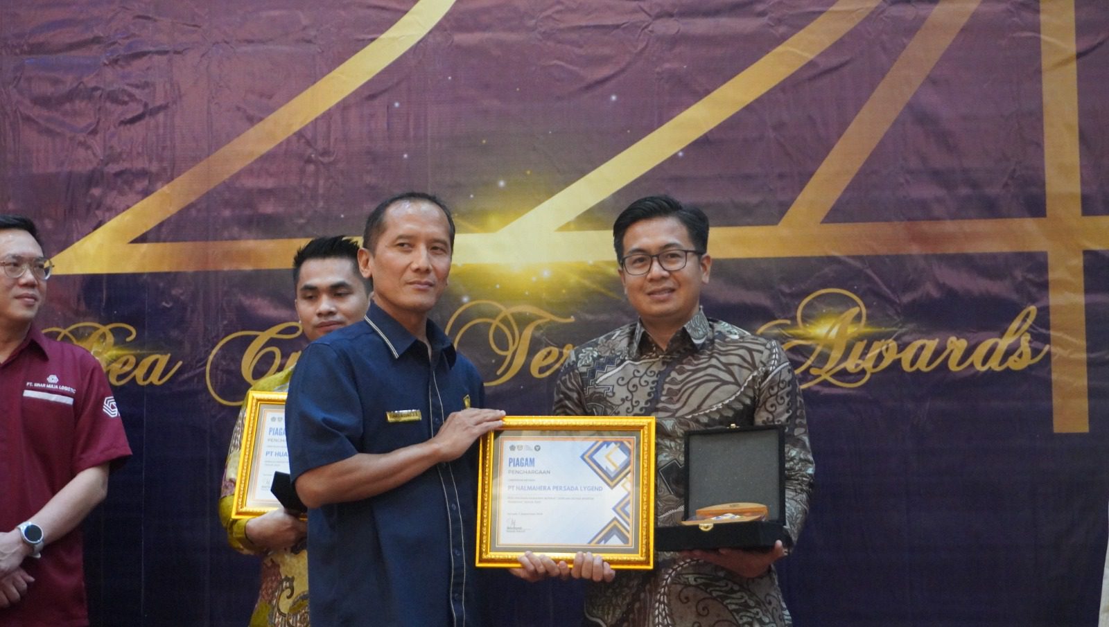 Kepala Kantor Harita Nickel Perwakilan Ternate, Dedi Hermansyah, saat menerima penghargaan Bea Cukai Ternate Award 2024 dari Kakanwil Ditjen Perbendaharaan Provinsi Maluku Utara, Tunas Agung Jiwa Brata