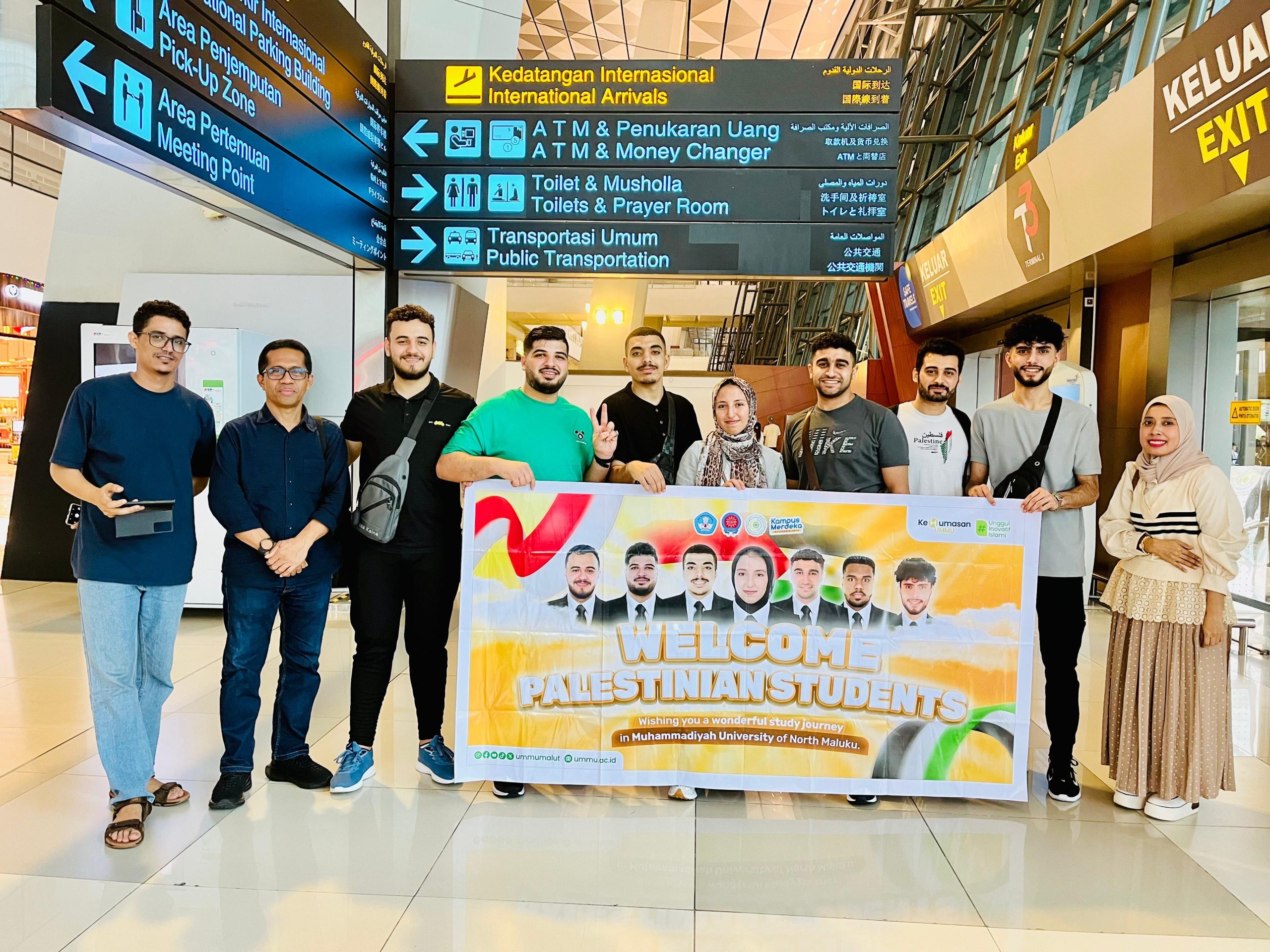 Foto bersama saat penyambutan mahasiswa asal Plestina di Bandara Sultan Babullah Ternate