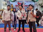 Footo bersama para official usai menerima tropy juara umum