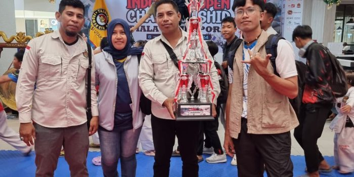 Footo bersama para official usai menerima tropy juara umum