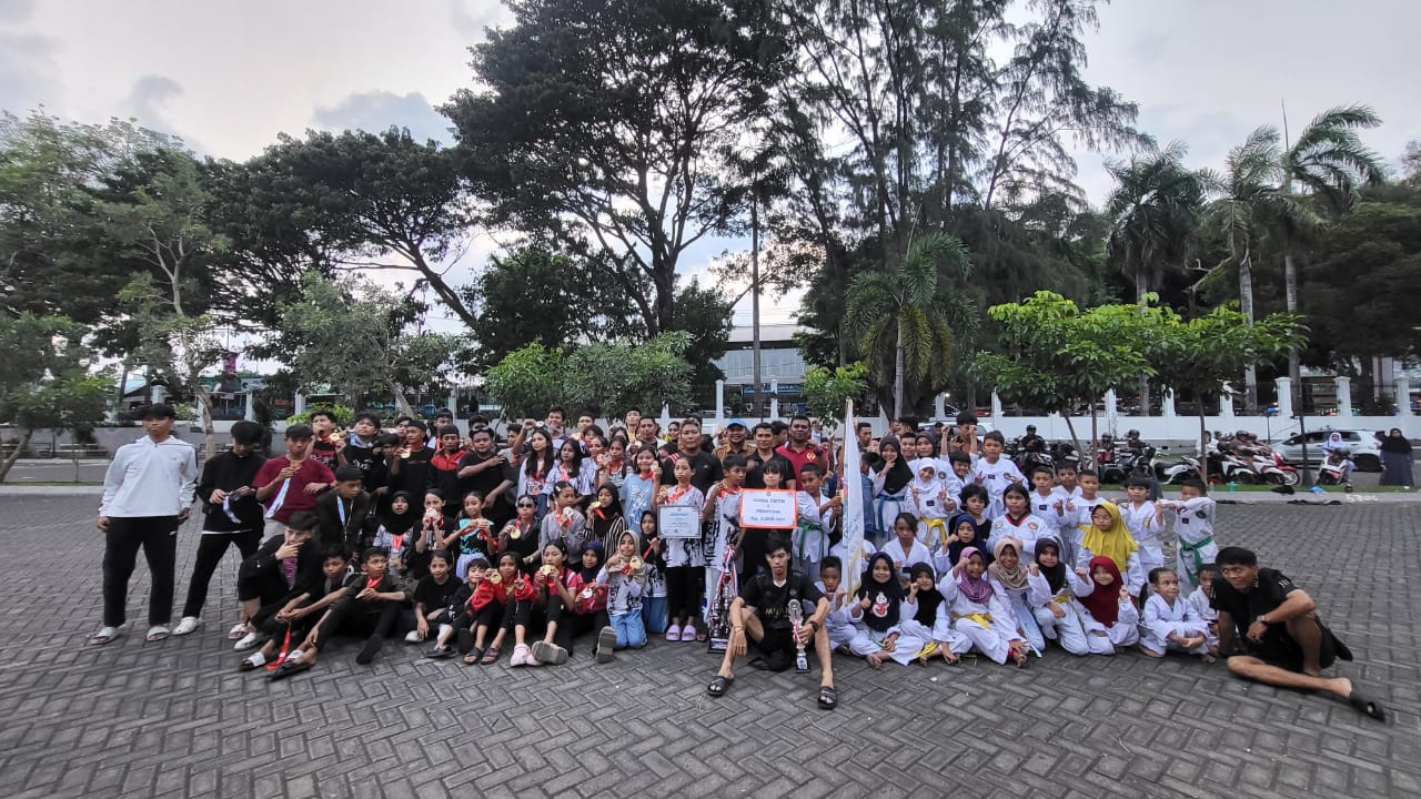 Foto bersama Ketua Umum KONI Kota Ternate dengan atlet Yakusa Taekwondo Academi