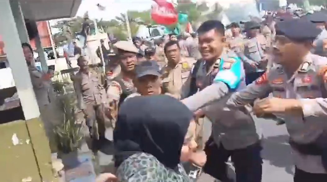 Suasana kericuhan saat demo di depan kantor Wali Kota Ternate