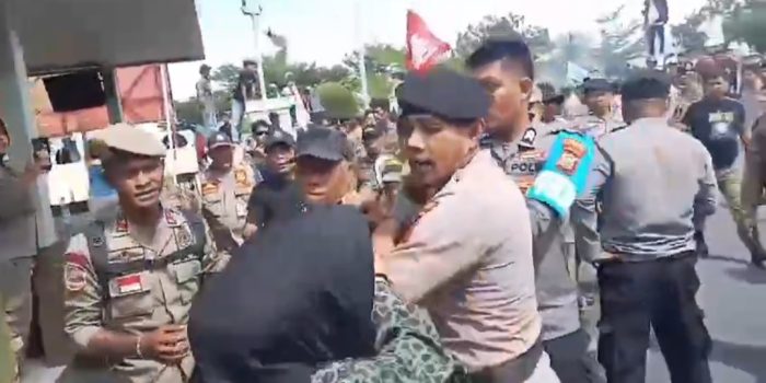 Bendahara PWI Malut saat terlibat aksi saling dorong