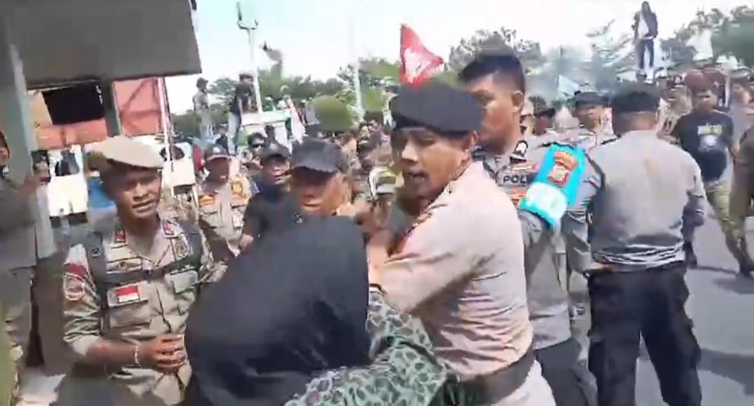 Bendahara PWI Malut saat terlibat aksi saling dorong