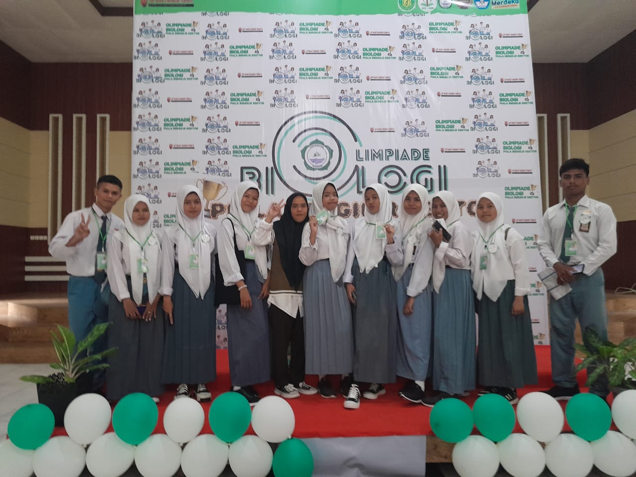 foto bersama peserta Olimpiade Biologi