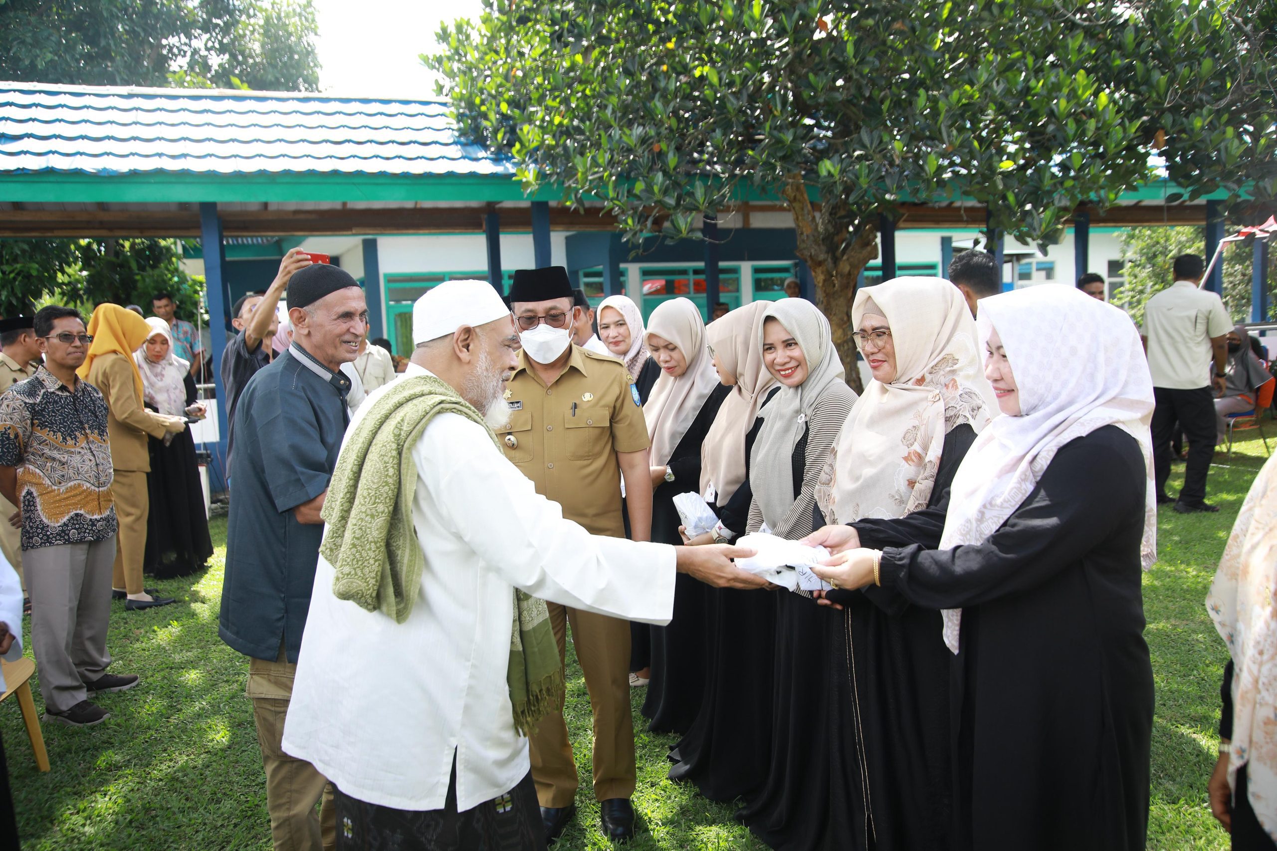 Suasana penyerahan santunan