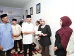 Wakil Wali Kota Ternate saat menyerahkan bonus ke atlet berprestasi