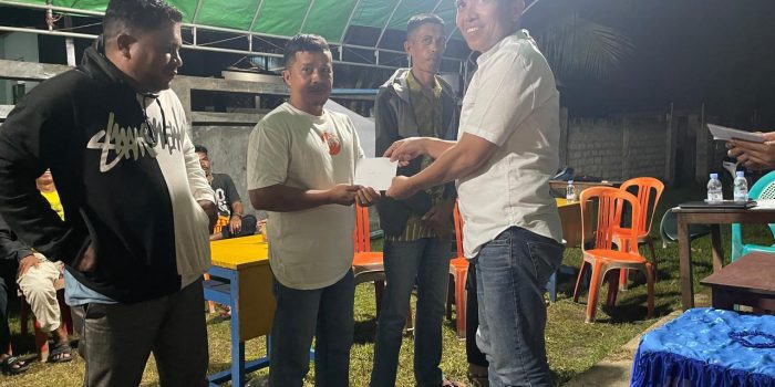 Penyerahan hadiah oara juara