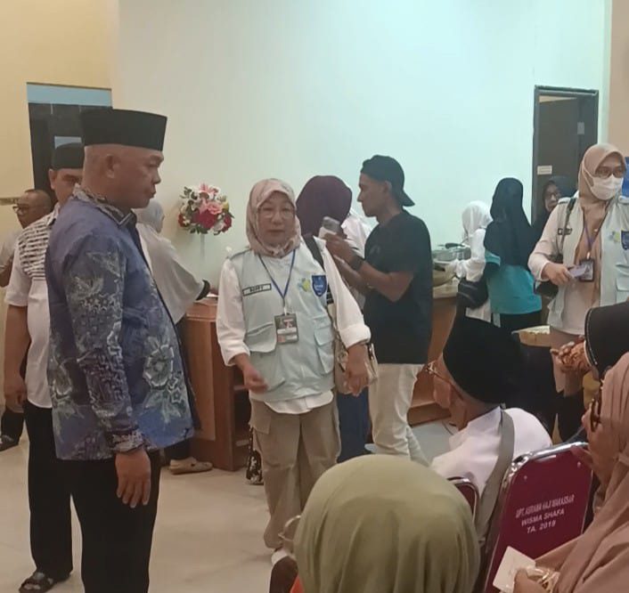 Wakil Walikota Ternate saat memantau kondisi JCH di asrama Haji Sudiang, Makassar.