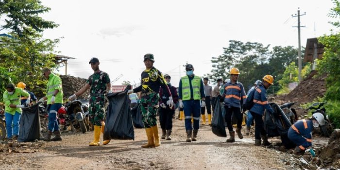 Aksi bersi-berish lingkungan Karyawan PT Harita Nickel dengan masyarakat Desa Kawasi, Pulau Obi