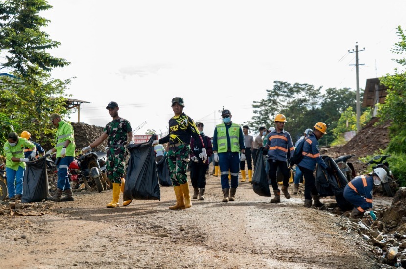 Aksi bersi-berish lingkungan Karyawan PT Harita Nickel dengan masyarakat Desa Kawasi, Pulau Obi